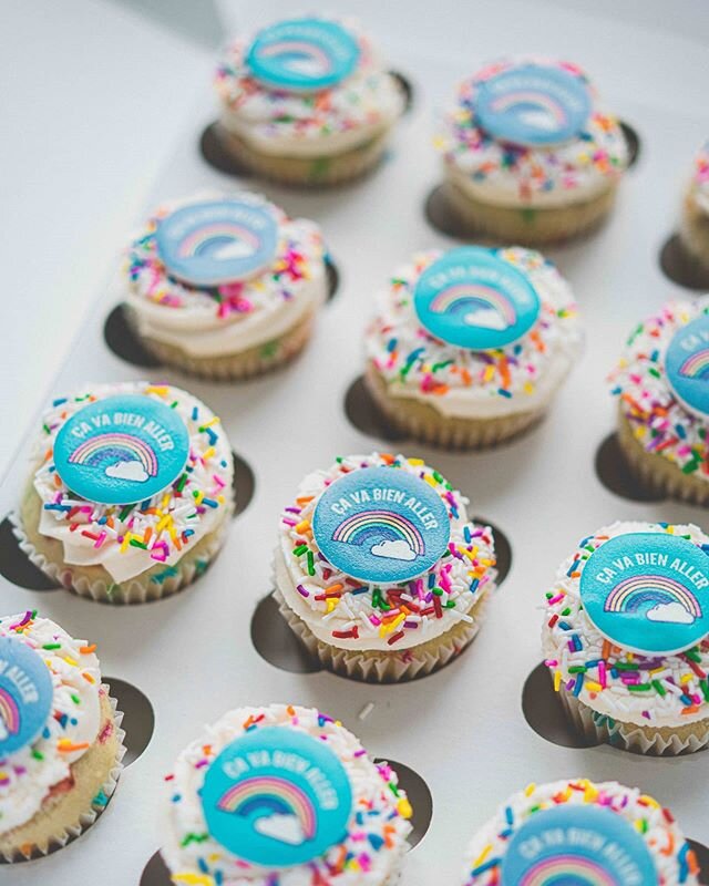 #cavabienaller 🌈
Ces jours-ci, je me demande souvent ce que je peux faire sans avoir le feeling d'&ecirc;tre futile et banal dans mes partages ici... J'en suis arriv&eacute;e &agrave; la conclusion que de vous partager du beau, c'est d&eacute;j&agrave; bien en soi, surtout si &ccedil;a peut &eacute;gayer un peu votre journ&eacute;e. Et j'essaie aussi de plugger autant que possible des petites et moyennes entreprises d'ici sur mon compte, qui font dans la bouffe. Pour vous inciter &agrave; acheter local si vos moyens le permettent. C'est beau d'ailleurs de voir comment plusieurs commerces, restaurants et compagnies s'adaptent et trouvent des solutions pour continuer &agrave; nous offrir leurs produits malgr&eacute; la situation actuelle✌🏼 #acheterlocal // PS: Si tu connais quelqu'un qui aurait bien besoin d'un peu de r&eacute;confort ces jours-ci (ok, on en a tous un peu besoin je pense hihi), je pense que c'est le cupcake parfait pour lui/elle!🌈 C'est @dejavu_desserts qui les faits (v&eacute;ganes + sans noix) et tu peux te les faire livrer &agrave; ta porte m&ecirc;me ou &agrave; celle de quelqu'un qui en aurait bien besoin! #produitsofferts #gifted
PSS: Va voir mes stories pour plus d'info sur la compagnie et tout, mais aussi parce que j'ai une chouette id&eacute;e en t&ecirc;te pour tous ces cupcakes et que j'ai besoin de ton aide! 🤗
PSSS: swipe compl&egrave;tement &agrave; droite pour me voir en manger un 😂🙈 #yourewelcome