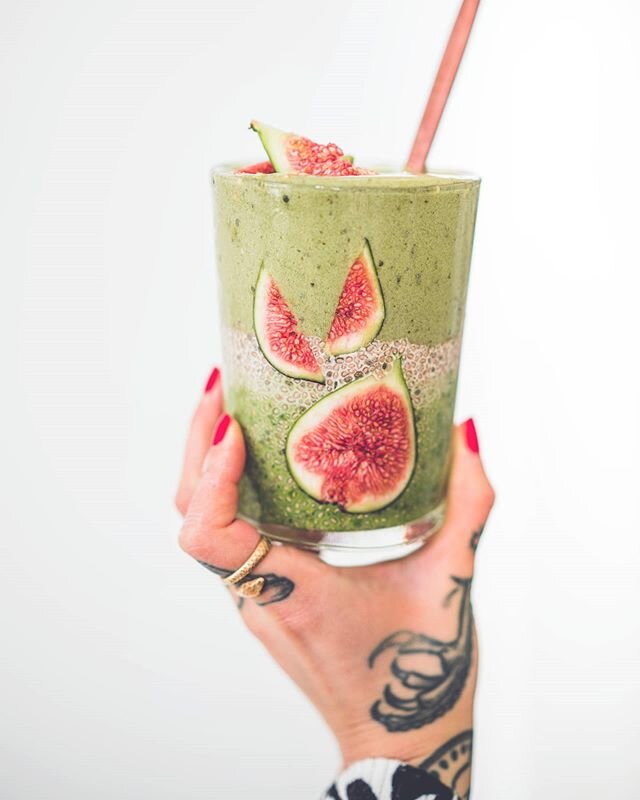 Matcha love 💚 🇬🇧 #throwback to some matcha nicecream & chia pudding parfait made in collab with @silk_canada a few months ago, in honor to my failed attempt at making #dalgona matcha latte yesterday 😭 Apparently it works better using aquafaba (thanks @bylauragdiaz for the tip hihi) or vegan cream (such as @chasorganics coconut cream/milk) 🤷🏼‍♀️ Oh well! 🇫🇷 Petit #throwback à ce parfait nicecream et pudding de chia au matcha réalisé pour @silk_canada il y a quelques mois, en honneur de mon fail monumental d'hier à réaliser un dalgona café avec du matcha 🙈 J'en profite toutefois pour vous glisser un mot sur le plan d'urgence du @clubdejeuner pour venir en aide aux enfants et familles présentement en situation d'insécurité alimentaire. @danone.canada (dont fait partie Silk) y contribue notamment en produits et donation. Si votre situation le permet, je vous invite à visiter leur page pour plus de détails sur comment faire un don. Les organismes peuvent également faire une demande d'aide ✌🏼🤗 Much love and matcha from Montreal, Odile xx