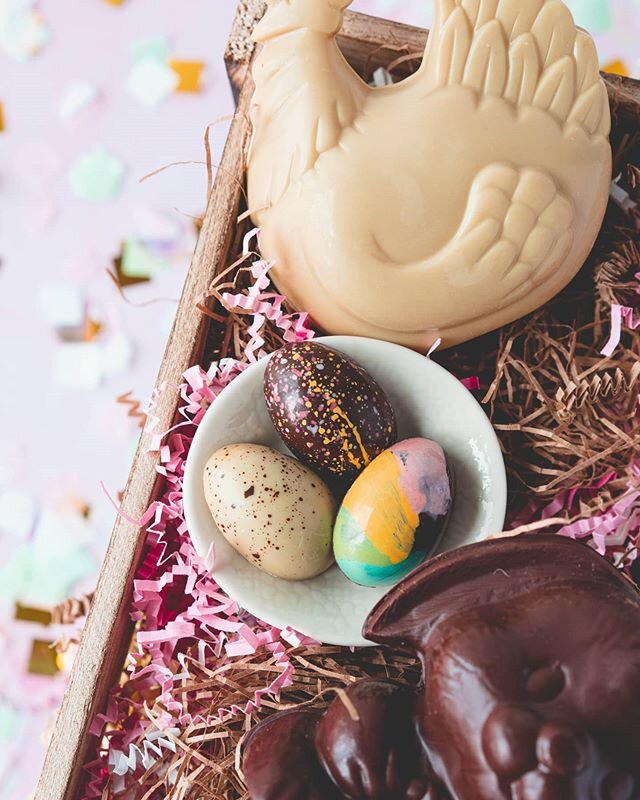 𝐇𝐚𝐩𝐩𝐲 𝐄𝐚𝐬𝐭𝐞𝐫 🐰🐣🌼 which mean eating all the vegan chocolate (yes, that giant white hen is made of soy milk chocolate! can't wait to try it!) Hope you get all the chocolate you want this weekend 🤗⁣⁣
⁣⁣
🇫🇷 Confinement ou pas, je voulais mes chocolats de P&acirc;ques cette ann&eacute;e! 🍫  Et j'ai failli ne pas les avoir en fait 🙈 Par chance j'ai r&eacute;ussi &agrave; mettre la main sur 𝐥𝐞𝐬 𝐭𝐨𝐮𝐭 𝐧𝐨𝐮𝐯𝐞𝐚𝐮𝐱 𝐭𝐨𝐮𝐭 𝐛𝐞𝐚𝐮𝐱 𝐜𝐡𝐨𝐜𝐨𝐥𝐚𝐭𝐬 𝐯&eacute;𝐠𝐚𝐧𝐞𝐬 𝐝𝐞 @𝐜𝐡𝐨𝐜𝐨𝐝𝐞𝐥𝐞𝐚 (ceux de P&acirc;ques sont maintenant en rupture de stock malheureusement), mais je n'ai pas r&eacute;ussi &agrave; faire une 2e commande pour mes neveux et ni&egrave;ce. Et puis m&ecirc;me ceux de @pranasnacks sont hors stock.... J'imagine que c'est signe que les chocolats v&eacute;g&eacute;taliens ont tout autant la cote que ceux au lait! J'avoue avoir particuli&egrave;rement h&acirc;te de go&ucirc;ter cette poule blanche au chocolat au lait de soya et m&eacute;lilot (une plante que je ne connaissais pas du tout mais dont le go&ucirc;t s'apparente apparemment &agrave; celui de la vanille... &agrave; suivre!)⁣⁣
⁣⁣
#achet&eacute;avecmessous
sauf 2 des 3 barres &agrave; la toute fin; merci pour le petit ajout &agrave; ma commande!