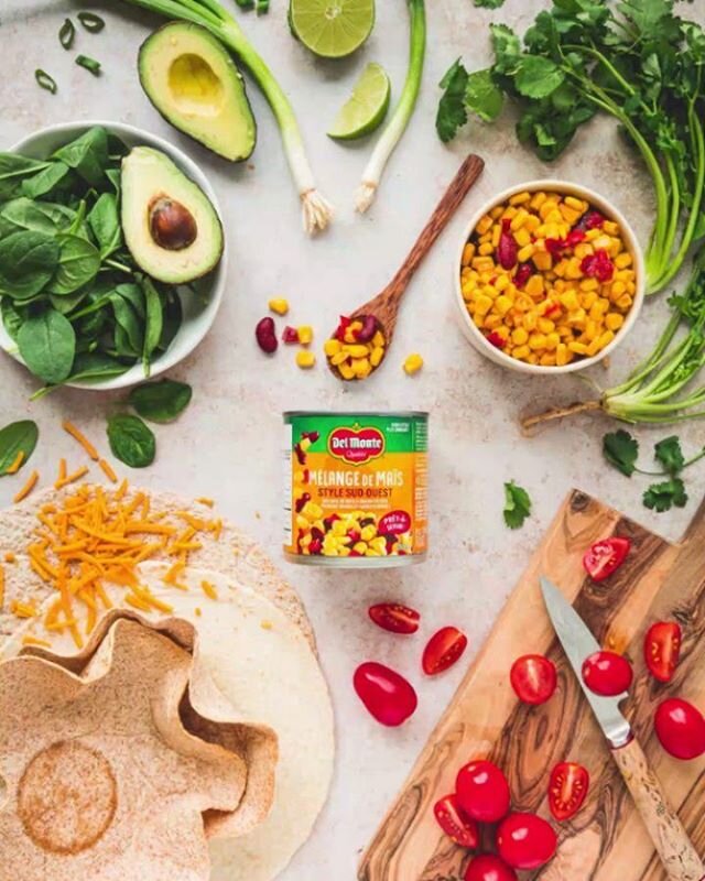 🇫🇷 Par le temps qui court, les conserves sont clairement nos amis et on souhaite tous en avoir plusieurs en renfort dans nos armoires. Que ce soit pour des repas rapides sans trop de tracas ou encore pour pallier aux épiceries qui sont de plus en plus espacées, confinement oblige.
#pub Les nouveaux #MélangesDeMaïs de @delmontecanada sont clairement devenus mes nouveaux amis récemment. Et ils me sont bien pratiques, que ce soit pour ajouter à une salade rapide, à une soupe ou encore à un chili végé! Ici, j'ai ajouté le mélange Sud-Ouest à mon tortilla bol, en combo avec une verdure (épinard), des tomates cerises, un peu de fromage végane et une sauce à l'avocat (aka un gros avocat mixé avec une gousse d'ail, 2 CàS d'huile d'olive, le jus d'une lime, 1-2 branches de coriandre fraîche, sel et poivre au goût). Et pour transformer votre tortilla en bol, simplement la façonner ainsi dans un cul poule (légèrement huilé) et cuire pendant 12-15 min à 350F. Et hop, vous voilà avec un bol comestible!😜 Prochainement au banc d'essai : dans des quesadillas et des nachos! Je vous en redonne des nouvelles? // 🇬🇧 Lately, cans clearly became our new best friends and we all wish to have a few of them in our pantry, just in case. Either to help us with quick meals or to compensate with spaced out groceries during confinement.
#ad @delmontecanada's new #cornmedley have clearly become my new best friends recently. Whether to add to a quick salad, a soup or even a veggie chili, these came out very handy! Here, I added the SouthWest Medley to my tortilla bowl, in combo with some greens (spinach), cherry tomatoes, come vegan cheese and avocado sauce (aka a large avocado blended with 1 garlic clove, 2 tbsp olive oil, juice of 1 lime, 1-2 sprigs of fresh cilantro, salt and pepper to taste). And to shape your tortilla into a bowl, simply fold it in a cooking bowl (lightly oiled) and cook 12-15 min at 350F. Here you go, you got an edible bowl!😜 Next on the test bench: quesadillas and nachos! Wanna know how these turn out?
#DelMonteTeam