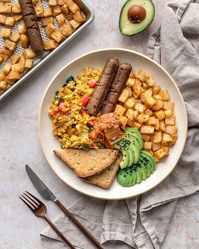 Did you ever try adding kimchi & cheeze to your all time favorite #tofuscramble? Find the whole recipe on the blog (link in my bio), along with my vegan kimch recipei! #prettysmallvegan 🍳⁠ // 🇫🇷 Ça, c'était la recette que j'avais prévu cuisiner live devant vous ce dimanche lors de ma démo culinaire à l'@expomangersante. Mon tofu brouillé "fromagé" au kimchi. Mais dans les circonstances actuelles, je vous invite plutôt à visiter mon blogue pour découvrir cette nouvelle recette (de même que ma recette de kimchi végane) ainsi que les différentes plateformes de l'@expomangersante pour profiter dès demain de l'édition virtuelle de l'expo. Au cours des prochains jours, vous pourrez accéder à du chouette contenu (j'ai notamment filmé une courte vidéo pour l'occasion), mais également à une boutique virtuelle avec tous vos exposants préférés!
Beaucoup d'amour (et un peu de kimchi hihi) de Montréal, Odile xx