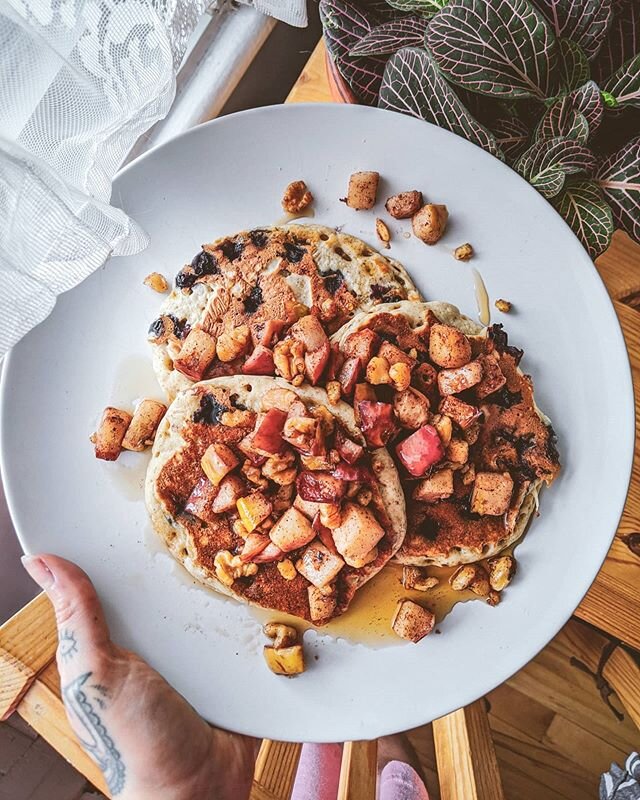 Cause pancakes are not only for Sundays, especially during quarantine 💁🏼&zwj;♀️🥞 #everydayshouldbepancakeday
These are my to-go pancake recipe (on the blog, breakfast section), including a mashed banana! But since I decided to revive my #sourdoughstarter this weekend (after over 3 months of hibernation in the fridge 🙈), I decided to add a few tbsp off it to my batter! And I'm definitely doing that again! 👌🏼 Talking of #sourdough... anyone decided to get their hands at making hm bread and sourdough these last few weeks? Seems like many of us did and this makes me so happy in fact! If you're looking for relevant documentation on sourdough, my recommendations definitely go for @theclevercarrot and @maurizio (#theperfectloaf) blogs, both blogs which have been very useful to me since I started taking care of a sourdough starter over more than 5 years now (I actually can't remember since when exactly, maybe it's 6 or 7 already haha!) 🇫🇷 Pour l'amour des pancakes (pas que les dimanches) et du levain! Rdv sur mon compte Facebook (lien dans ma bio) pour plus de d&eacute;tails sur ces pancakes 🥞
much love, pancakes &amp; sourdough from Montreal, Odile xx