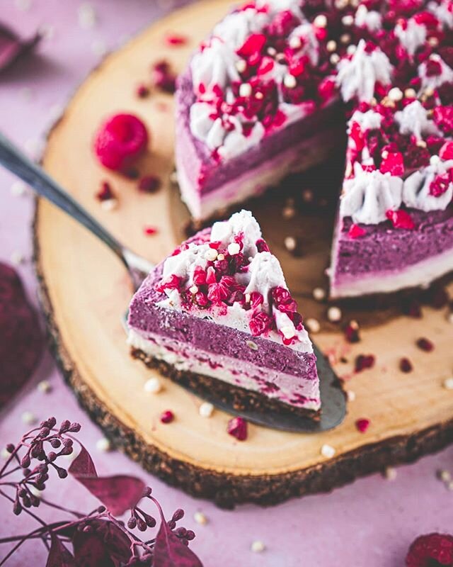 A little piece of my birthday cake from me to you!🍰 Cause I think we clearly all deserve a piece of cake these days, every single day actually! ⁠
Who else is on #bakingmode while being confined at home? It feels like many of us are, cause it's hard to find flour these days haha! I was lucky enough to buy one of the last package yesterday when I dared going out for grocery! That being said, please shoot me your favorite baking recipes in comments (I'm especially craving brownies and date squares lately haha)⁠
⁠
And that raspberry cheezecake is an adaptation from my blackberry cheezecake, available in the dessert section of my blog #prettysmallvegan⁠ ✌🏼
⁠
// 🇫🇷 Qui est en mode baking de desserts en ces temps de confinement? On dirait qu'on est nombreux à l'être car la farine se fait de plus en plus rare dans les épiceries depuis la dernière semaine... Je me sens chanceuse d'avoir pu mettre la main sur un des derniers paquets hier en faisant mon épicerie. Et là, j'avoue que j'ai particulière envie de faire des brownies, pis des carrés aux dattes aussi. Si t'as des suggestions de recettes, shoot moi les en commentaires 🤗
⁠
Et pour les curieux, mon cheezecake aux framboises (ma photo) est une adaptation de ma recette de cheezecake aux mûres dispo dans la section desserts du blogue #prettysmallvegan ✌🏼 Much love from Montreal, Odile xx