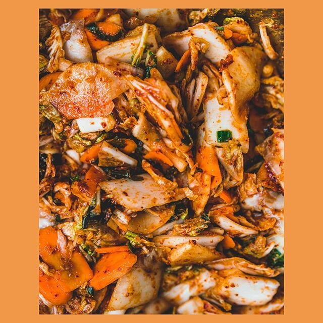 Je donnerai un atelier virtuel sur le kimchi le 18 juin prochain en partenariat avec @epicerieloco. Le premier (j'esp&egrave;re 🤞🏼) d'une s&eacute;rie d'ateliers sur la fermentation au v&eacute;g&eacute;tal! 🌱
Peu importe o&ugrave; vous habitez, vous pouvez vous inscrire &agrave; l'atelier via la page Facebook ou le site web de LOCO. Plus de d&eacute;tails dans mes stories ✌🏼 PS : Merci de ne pas me bombarder de questions quant &agrave; mon absence (salutaire) des r&eacute;seaux sociaux ces derni&egrave;res semaines. Je vous en glisse un bref mot dans mes stories, mais je ne souhaite pas d&eacute;velopper davantage sur le sujet. Et je ne compte pas me remettre &agrave; publier comme avant de sit&ocirc;t. Merci pour votre compr&eacute;hension ✨❤️ #kimchilover #fermentationworkshop #fermentista #zerodechet #acheterlocal