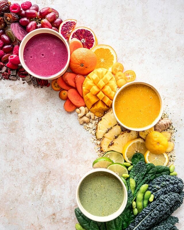 to brighten those greyish days 🌈 #cavabienaller #itsgonnabeokay
En prenant ma marche &quot;vitamine D&quot; hier dans une ruelle de mon quartier, j'ai crois&eacute; la plus belle des cordes linge du quartier (swipe &agrave; droite, tu vas tout comprendre!) Je l&egrave;ve mon chapeau &agrave; celui ou celle qui a eu cette  initiative! Et malgr&eacute; la distance physique que tous appliquaient, &ccedil;a faisait chaud au c&oelig;ur de voir comment les gens se souriaient entre eux, &agrave; leurs voisins, aux gens qu'ils croisaient, etc. Parce que m&ecirc;me riv&eacute;s derri&egrave;re nos &eacute;crans, on reste des b&ecirc;tes &eacute;minemment sociales qui recherchent le contact humain 💛
Much love &amp; rainbows from Montreal, Odile xx // 📸 cr&eacute;&eacute; pour @evivesmoothie, avec les trop magnifiques c&eacute;ramiques de @marieevedompierre (elle vient de lancer sa nouvelle collection d'ailleurs pour les curieux) ✌🏼