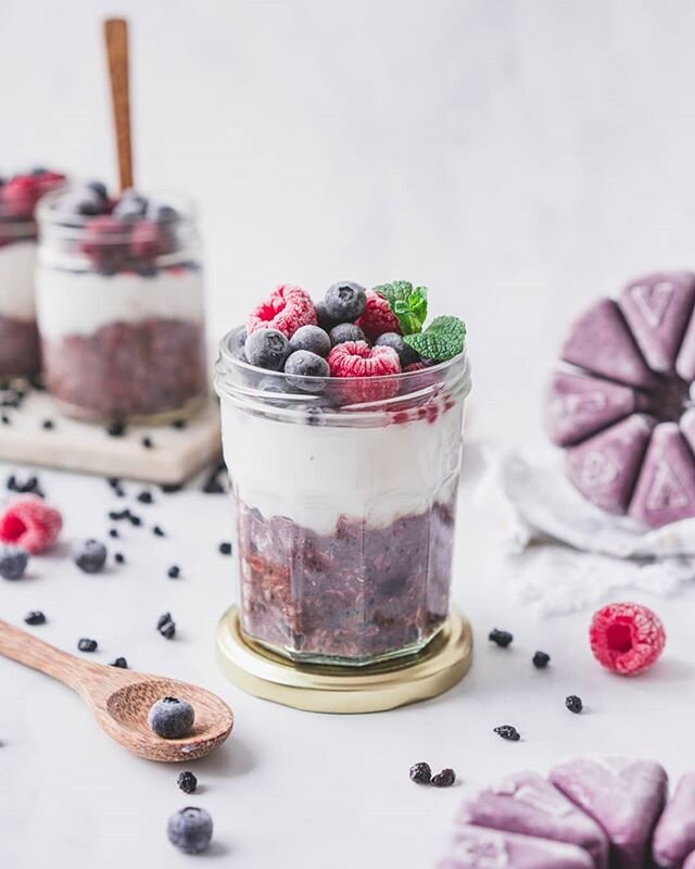 Berries & Cardamom #Overnightoats (find my recipe on @evivesmoothie blog) 🍓🌾 Ça, c'est la recette d'overnight oats (aka gruau froid) que j'ai réalisée hier avec @claudiapoulin et que j'ai mangée ce matin pour déjeuner hihi! (as-tu vu mes stories?) Si jamais t'as raté notre live, tu peux retrouver ma recette sur le blogue d'Evive, et,  comme toute bonne vieille recette de gruau froid, tu peux très facilement l'adapter avec ce que tu as dans ton armoire : en utilisant les fruits séchés que tu as, en substituant le yogourt végétal par du beurre de noix ou encore en utilisant d'autres épices, etc. Espérons que dans un avenir rapproché, ça pourra même être le parfait déjeuner on the go 🤞🏼Mais en attendant, #onrestealamaison, pis on adapte avec ce qu'on a sous la main! 💁🏼‍♀️ Much love from Montreal, Odile xx